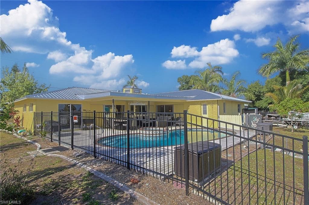 147 Coral DR-33