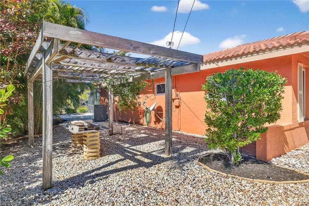 1065 Fish Crow RD, SANIBEL FL 33957-37