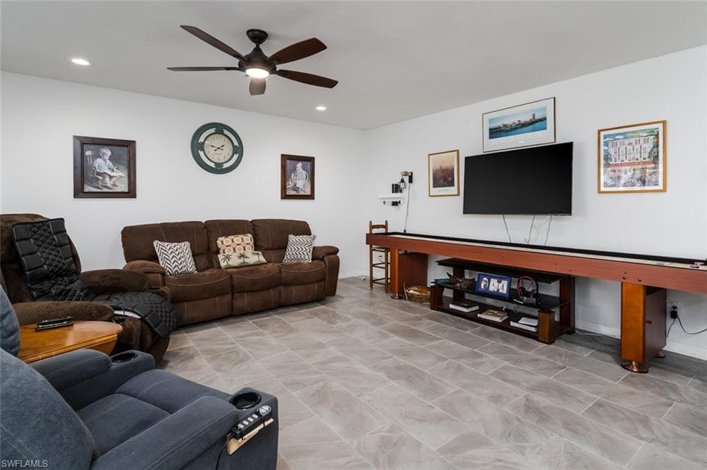 661 Valley DR-16