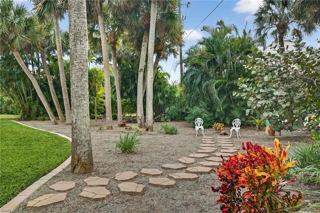 590 Boulder DR, SANIBEL FL 33957-27