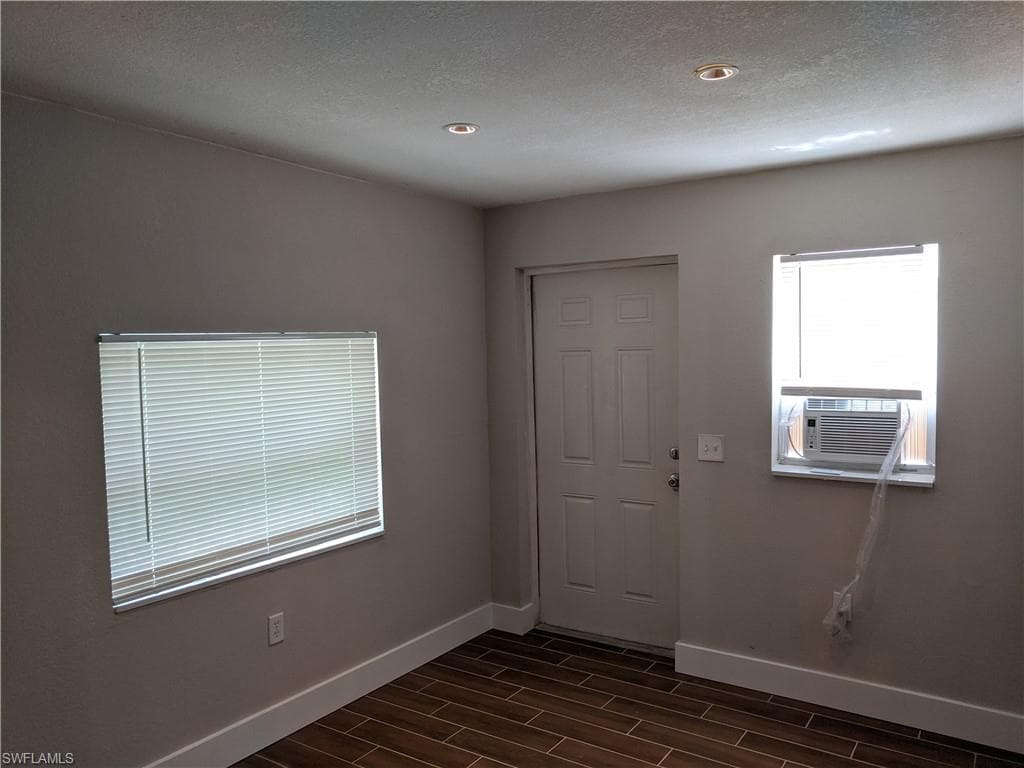 1423 Lura AVE-25