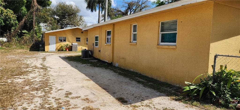 1423 Lura AVE-43