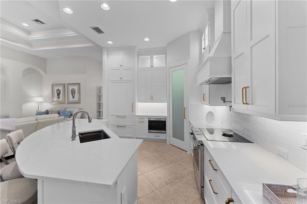 7831 Valencia CT, NAPLES FL 34113-22