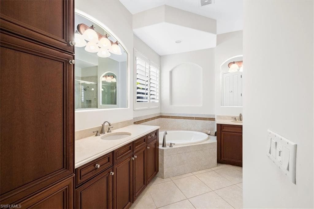 7831 Valencia CT, NAPLES FL 34113-29