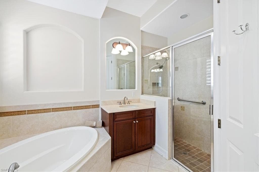 7831 Valencia CT, NAPLES FL 34113-32