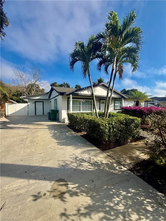 733 Pine Cone LN, NAPLES FL 34104-2