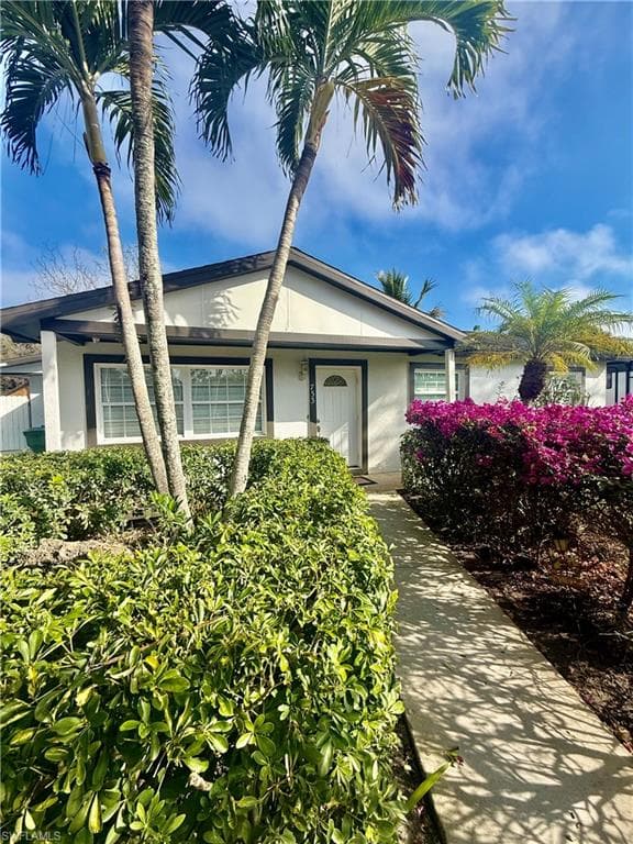 733 Pine Cone LN, NAPLES FL 34104-4