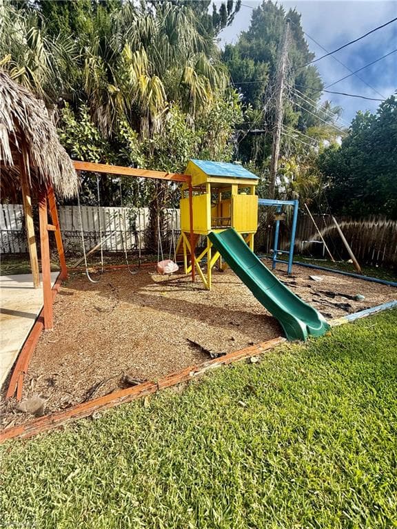 733 Pine Cone LN, NAPLES FL 34104-33