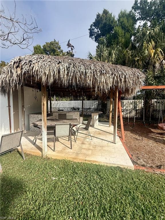 733 Pine Cone LN, NAPLES FL 34104-34