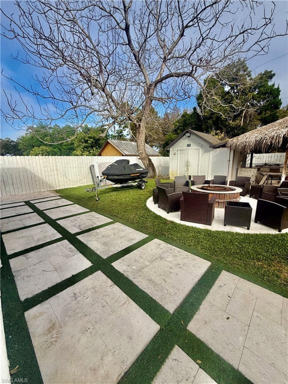 733 Pine Cone LN, NAPLES FL 34104-30