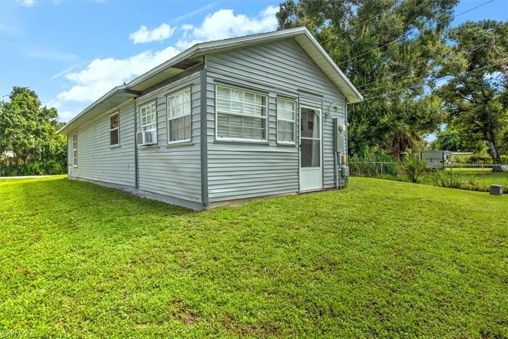 509 Capitol ST, NORTH FORT MYERS FL 33903-31