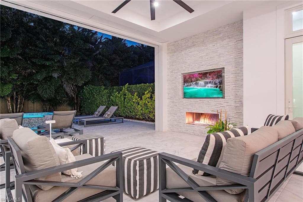 6830 Mangrove AVE, NAPLES FL 34109-6