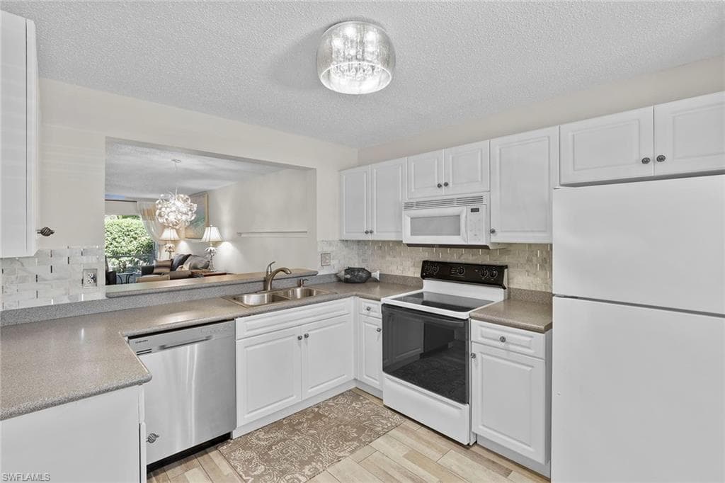 605 Squire CIR # 103, NAPLES FL 34104-10