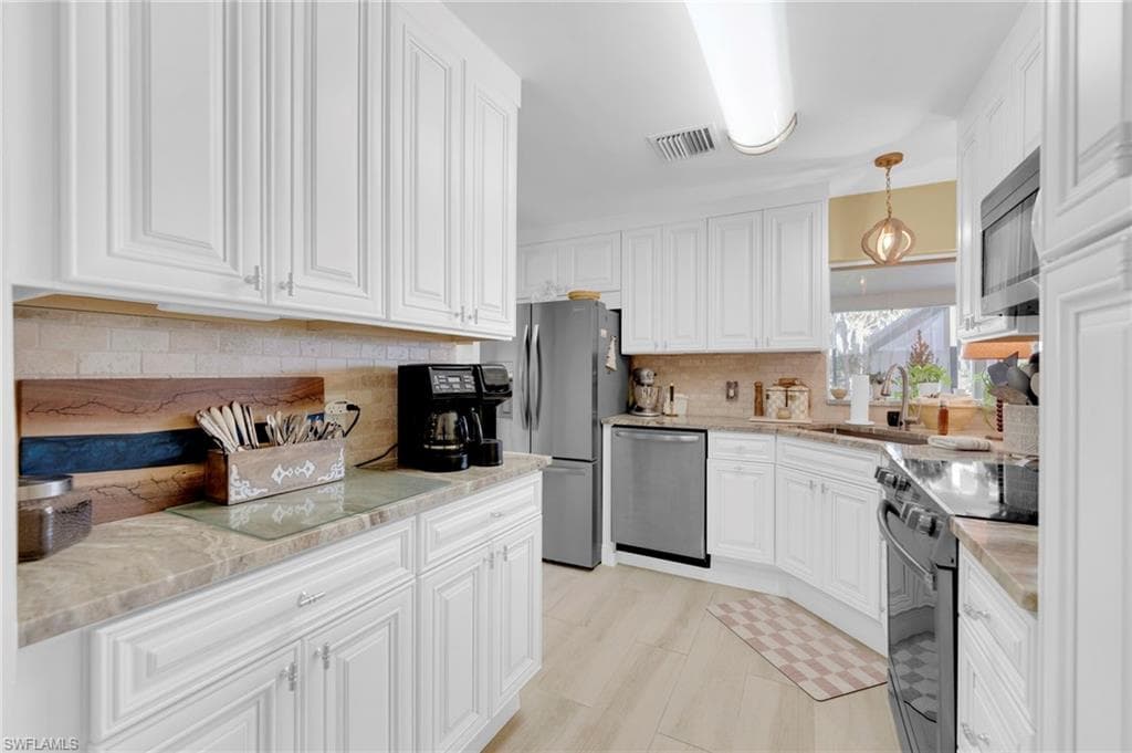 14526 Riverside DR-15