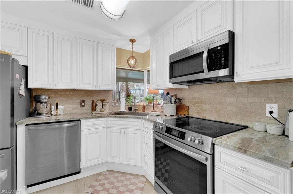14526 Riverside DR-17