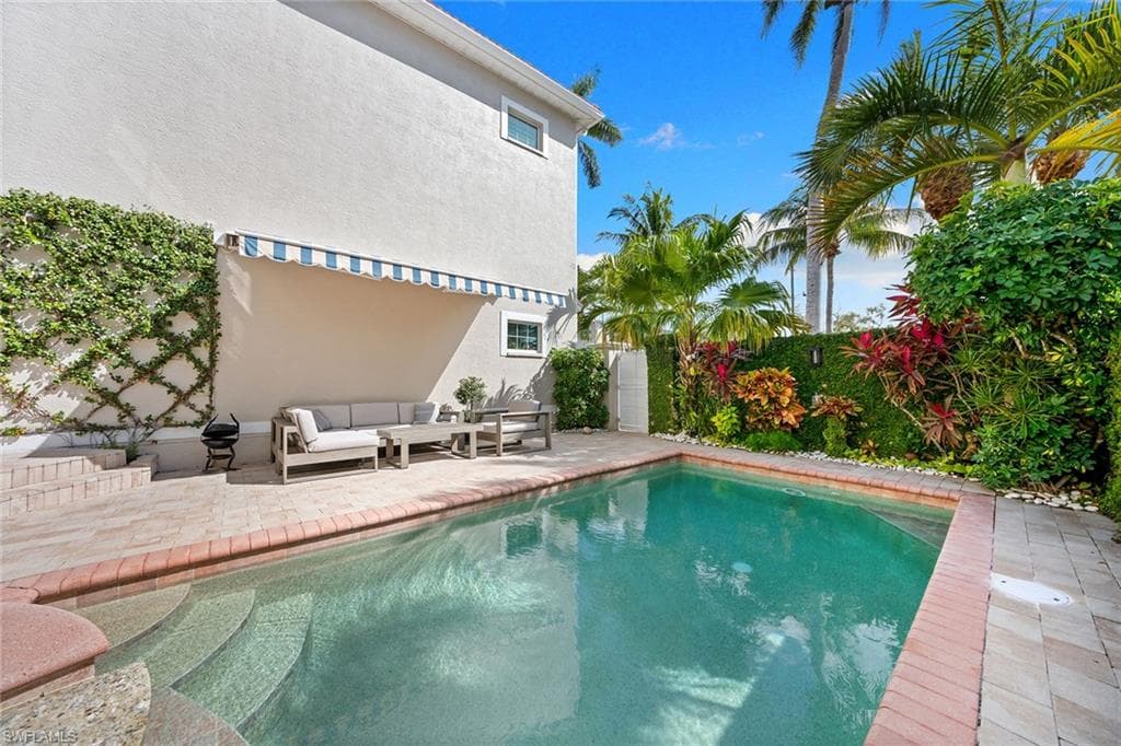 443 8th AVE S # 104, NAPLES FL 34102-1
