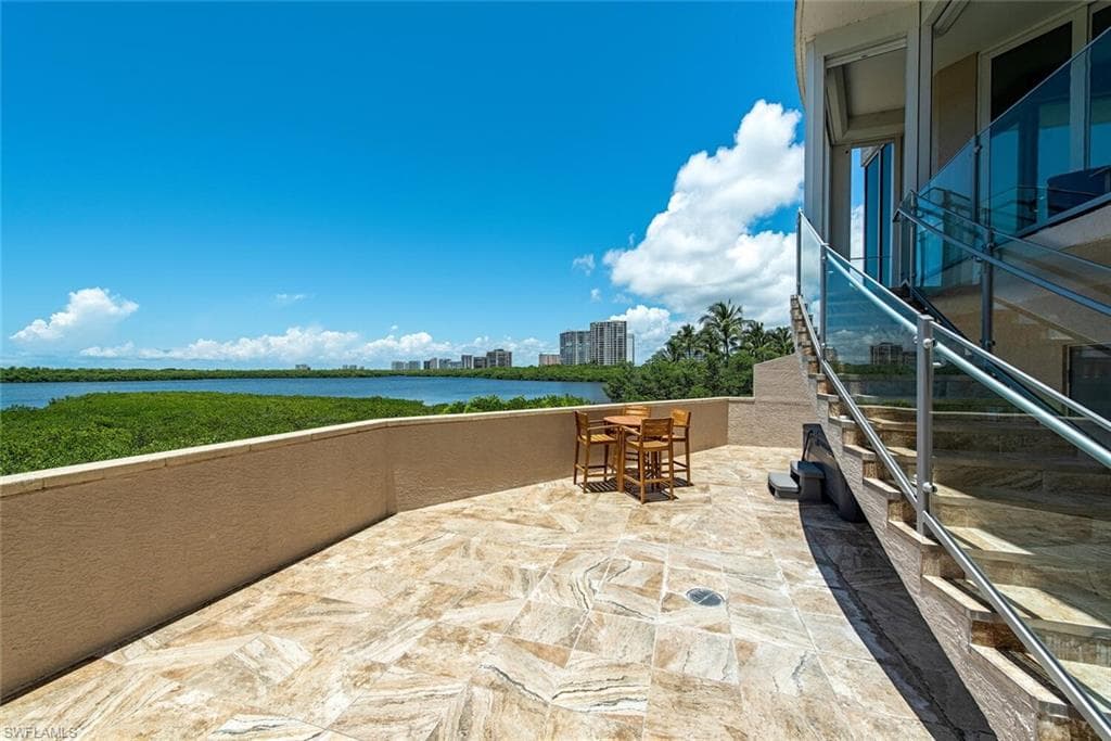 60 Seagate DR # 305, NAPLES FL 34103-22