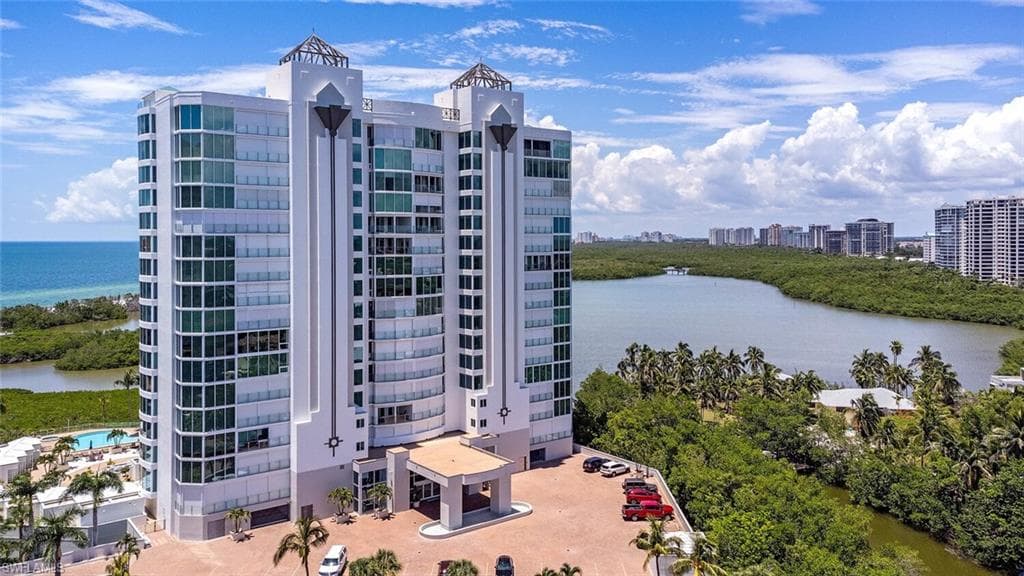 60 Seagate DR # 305, NAPLES FL 34103-27