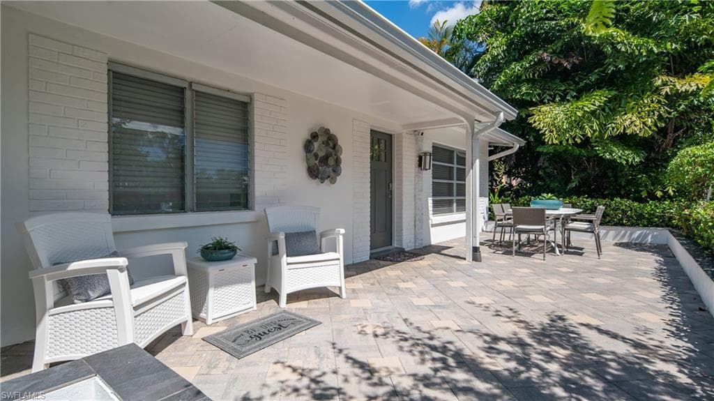 1051 Cypress Woods DR, NAPLES FL 34103-1