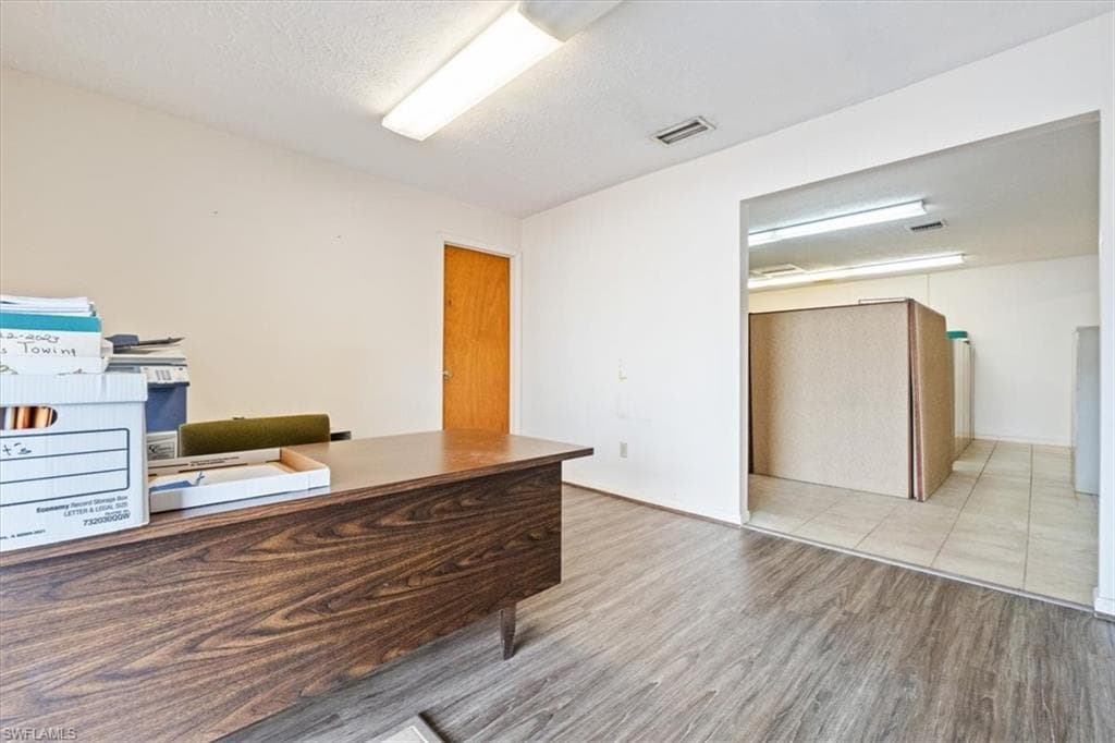 401 S W C Owen AVE-40