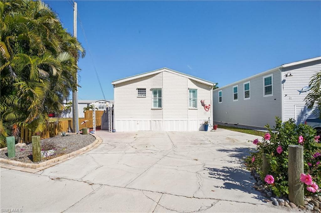1595 Main ST-16