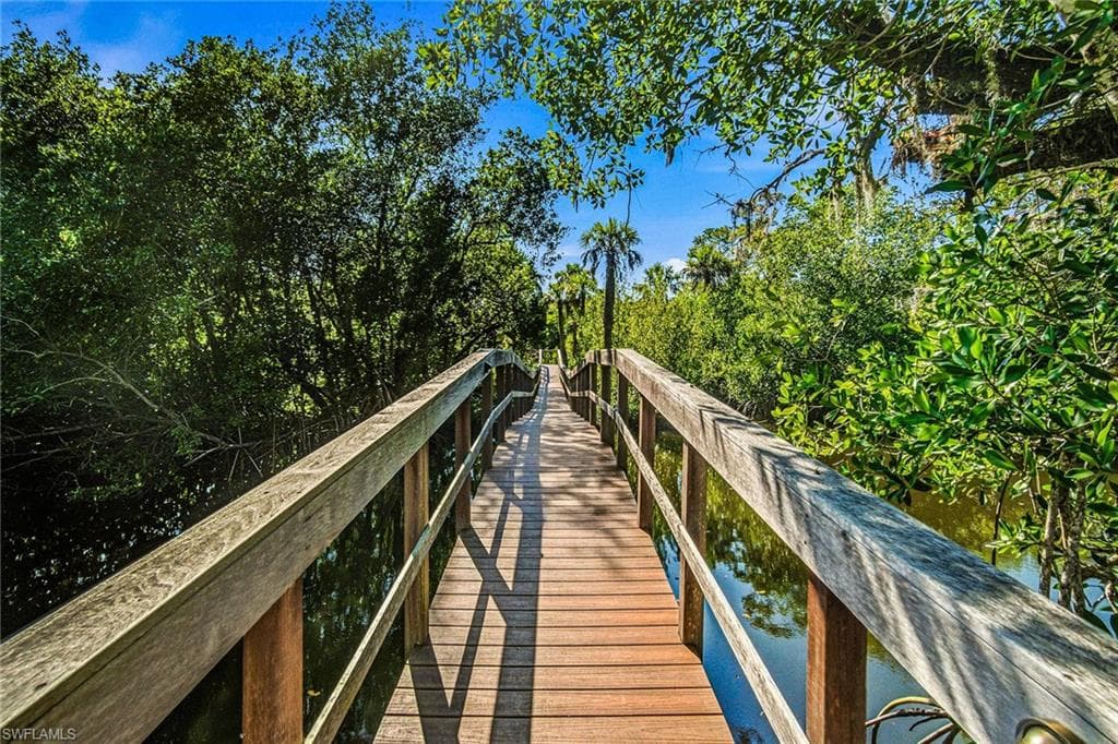325 Cocohatchee BLVD, NAPLES FL 34110-26