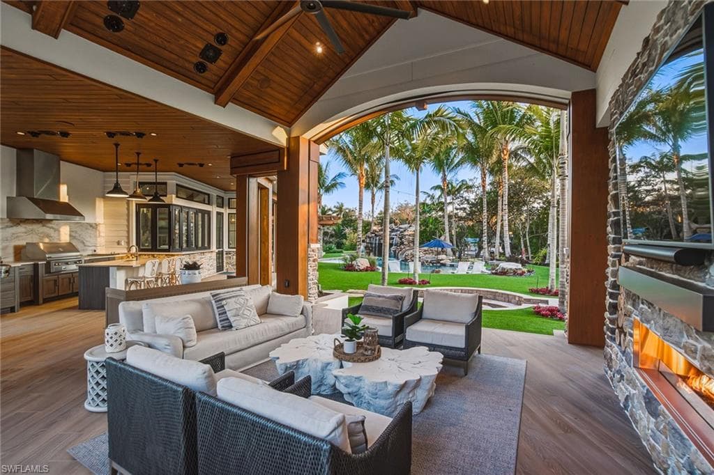 325 Cocohatchee BLVD, NAPLES FL 34110-4