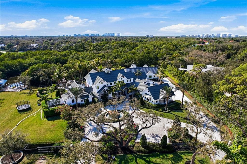 325 Cocohatchee BLVD, NAPLES FL 34110-33