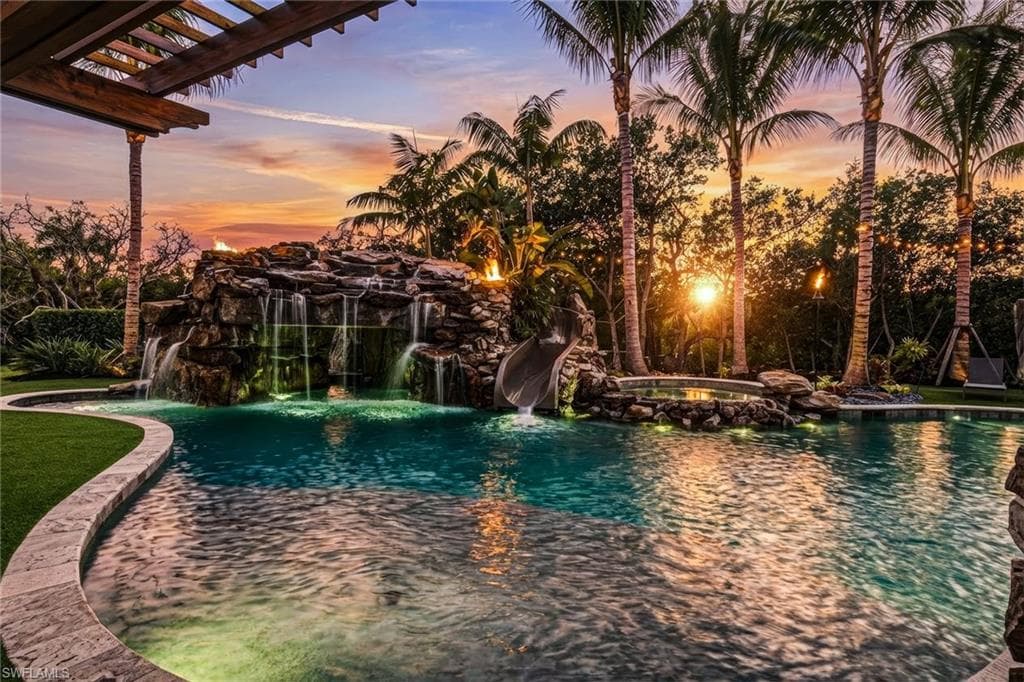 325 Cocohatchee BLVD, NAPLES FL 34110-37