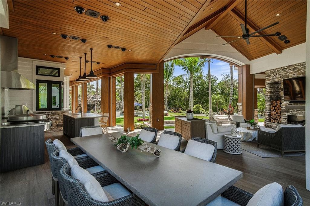 325 Cocohatchee BLVD, NAPLES FL 34110-18