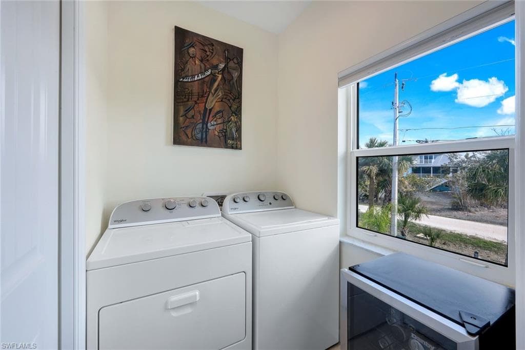 555 Piedmont RD, SANIBEL FL 33957-21