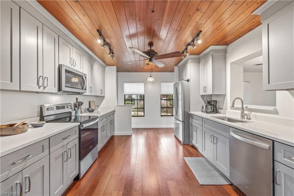 3209 W Riverside DR-9