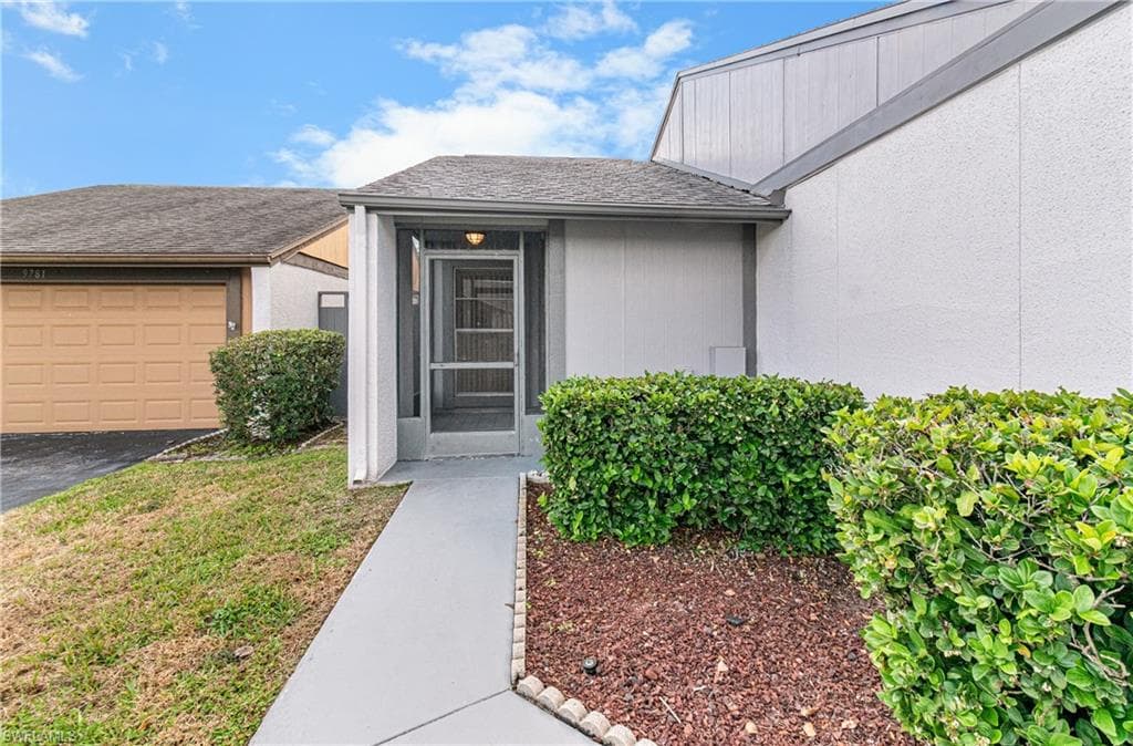 9777 Oakcrest CT, LEHIGH ACRES FL 33936-3