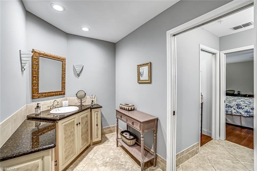 760 Waterford DR 303-6
