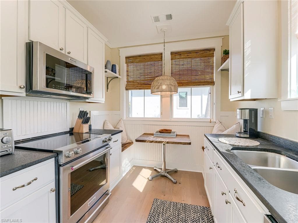 1550 Centre ST-4