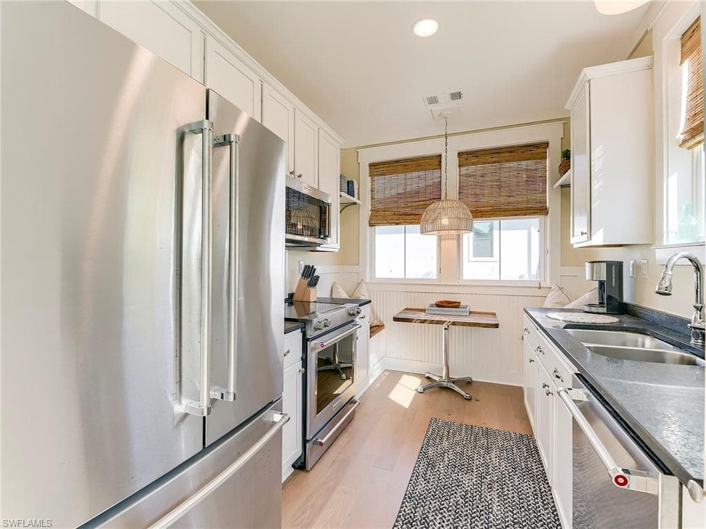 1550 Centre ST-3