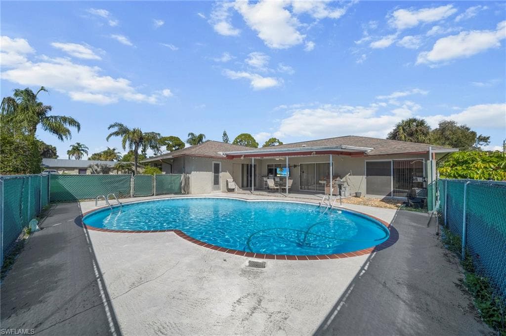2172 Lochmoor CIR-19