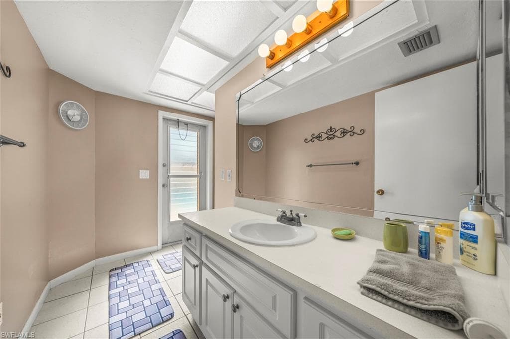 2172 Lochmoor CIR-17
