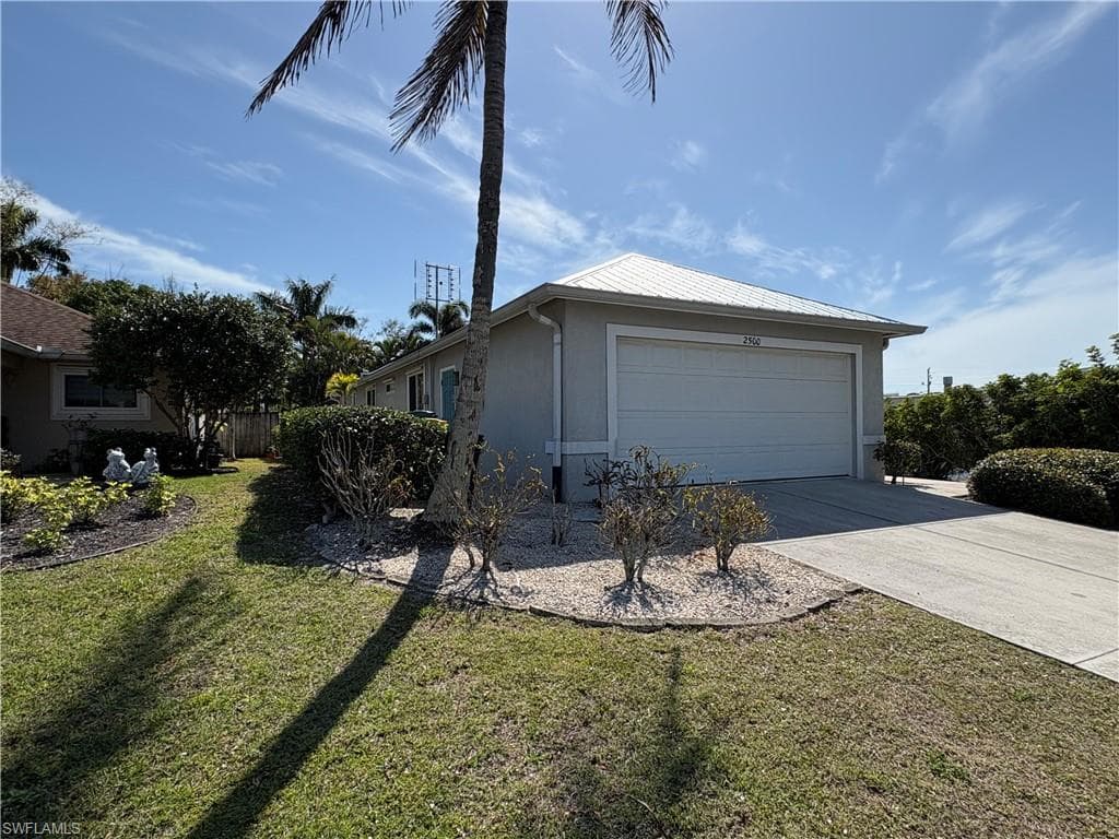 2500 Lee ST, NAPLES FL 34112-33