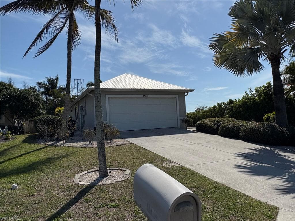 2500 Lee ST, NAPLES FL 34112-24