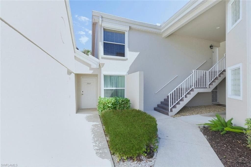 9844 Luna CIR # 201D, NAPLES FL 34109-27
