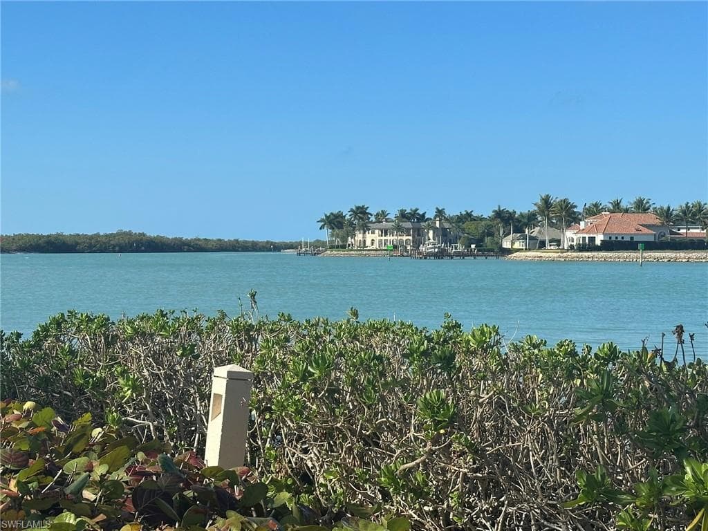 4621 Bayshore DR # Q6, NAPLES FL 34112-21