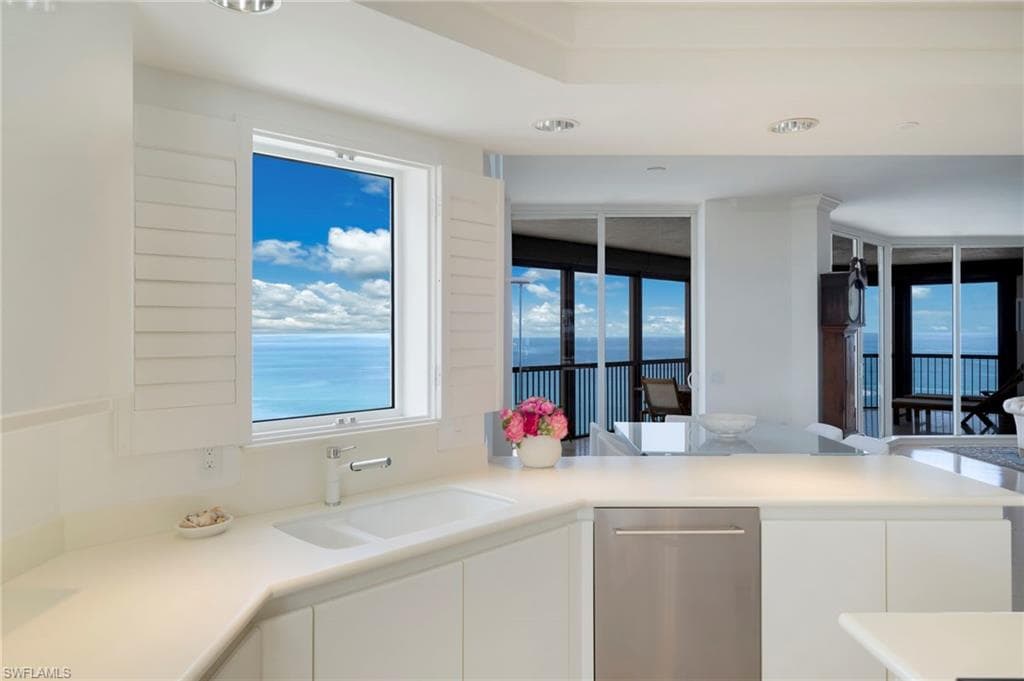 8473 Bay Colony DR 1401-8