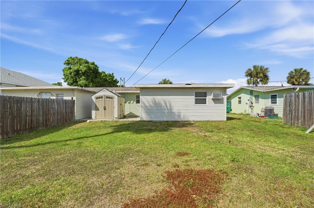 530 92nd AVE N, NAPLES FL 34108-1