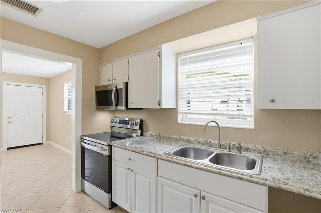 530 92nd AVE N, NAPLES FL 34108-3