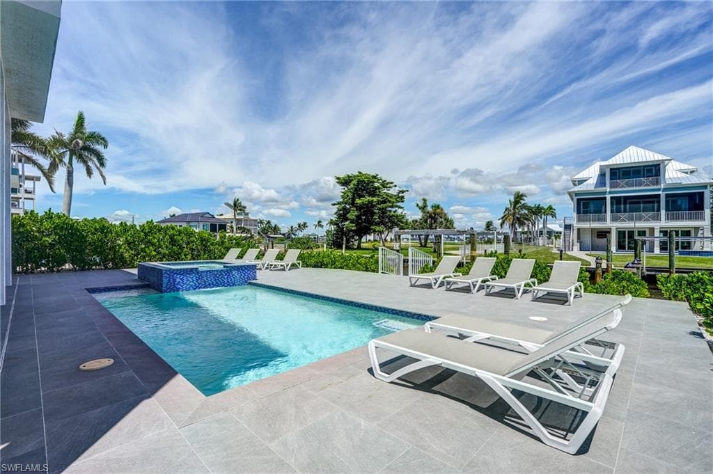 661 Estero BLVD-40