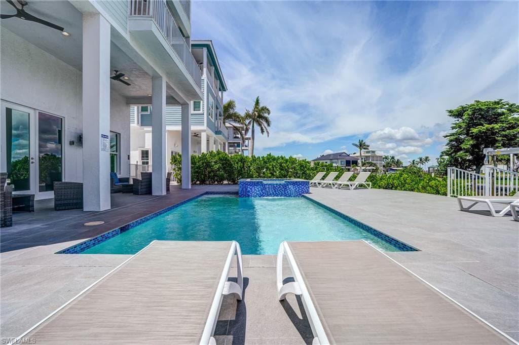 661 Estero BLVD-39