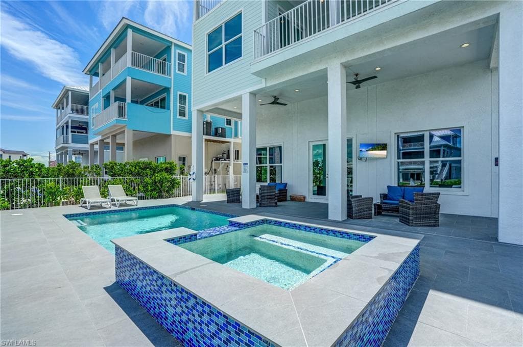 661 Estero BLVD-38