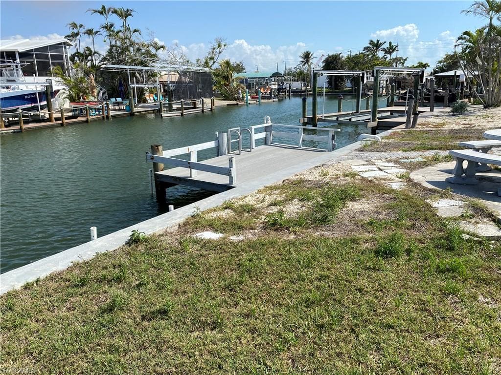 32 Nancy LN, FORT MYERS BEACH FL 33931-1