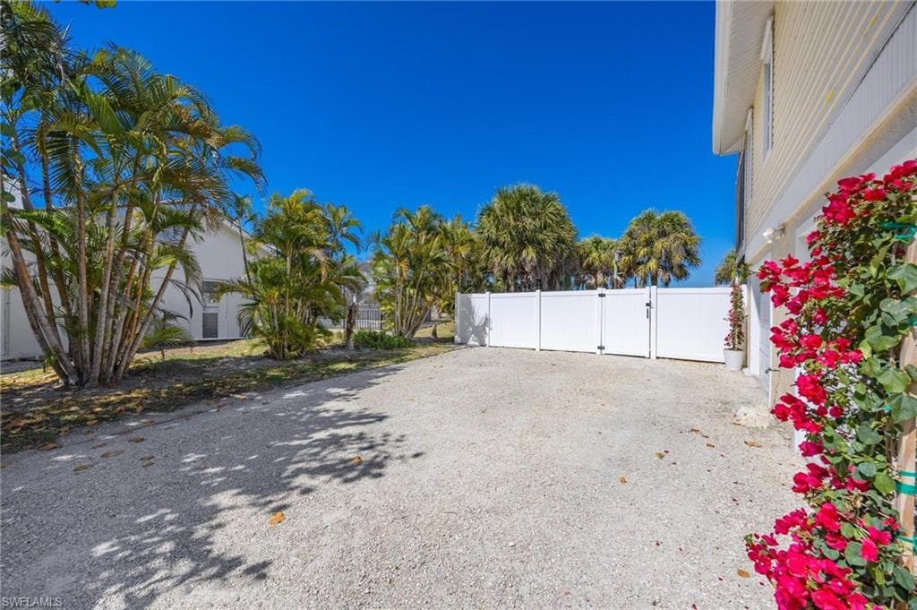 425 Lake Murex CIR, SANIBEL FL 33957-5
